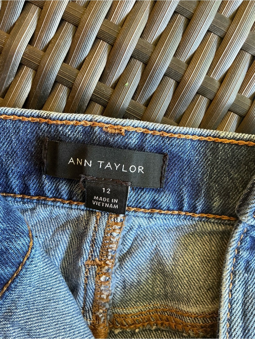 Ann Taylor Medium Blue Denim Jeans with Contrast Stitching Size 12 - Picture 3 of 4